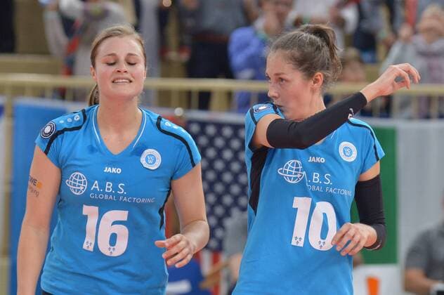 05.11.2016, xtkx, Volleyball 1.Bundesliga Damen, VC Wiesbaden - USC Muenster, emspor, v.l. Delainey Aigner Sweesey (VC Wiesbaden) , Irina Kemmsies (VC Wiesbaden) , Wiesbaden