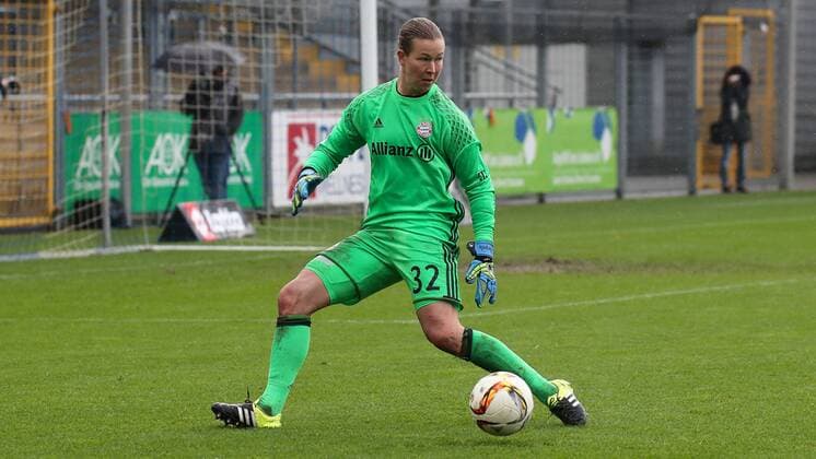 Tinja-Riikka Korpela (Torwart, FCB, 32), am Ball, Freisteller, Ganzkörper, Einzelbild, Aktion, Action, Fussball, Allianz Frauen-Bundesliga, TSG 1899 Hoffenheim - FC Bayern München, xozx