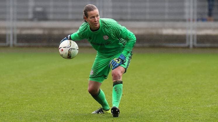 Tinja-Riikka Korpela (Torwart, FCB, 32) mit Ball in der Hand, beim Abwurf, Freisteller, Ganzkörper, Einzelbild, Aktion, Action, Fussball, Allianz Frauen-Bundesliga, TSG 1899 Hoffenheim - FC Bayern München, xozx