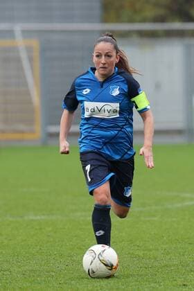 Martina Moser (TSG, 7) am Ball, Freisteller, Ganzkörper, Einzelbild, Aktion, Action, Fussball, Allianz Frauen-Bundesliga, TSG 1899 Hoffenheim - FC Bayern München, xozx