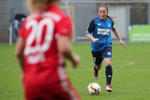 Martina Moser (TSG, 7) am Ball, Freisteller, Ganzkörper, Einzelbild, Aktion, Action, Fussball, Allianz Frauen-Bundesliga, TSG 1899 Hoffenheim - FC Bayern München, xozx