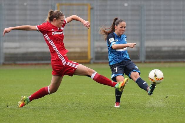 v.li.: Carina Wenninger (FCB, 19), Martina Moser (TSG, 7), Zweikampf, Duell, duel, tackle, tackling, Dynamik, Action, Aktion, Fussball, Allianz Frauen-Bundesliga, TSG 1899 Hoffenheim - FC Bayern München, xozx
