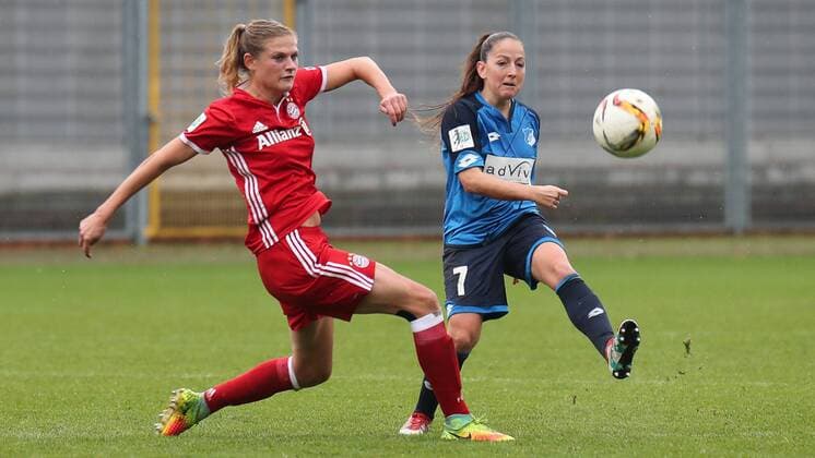 v.li.: Carina Wenninger (FCB, 19), Martina Moser (TSG, 7), Zweikampf, Duell, duel, tackle, tackling, Dynamik, Action, Aktion, Fussball, Allianz Frauen-Bundesliga, TSG 1899 Hoffenheim - FC Bayern München, xozx