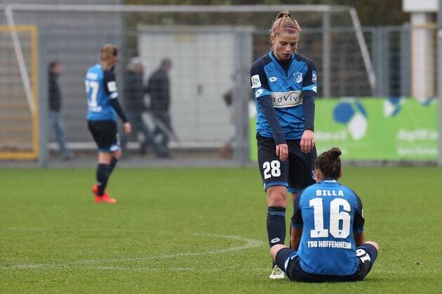 v.li.: Tabea Waßmuth (Tabea Wassmuth, TSG, 28), Nicole Billa (TSG, 16), enttäuscht schauend, Enttäuschung, Frustration, disappointed, pessimistisch nach dem Schlusspfiff, Fussball, Allianz Frauen-Bundesliga, TSG 1899 Hoffenheim - FC Bayern München, xozx