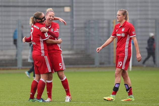 v.li.: Stefanie van der Gragt (FCB, 3), Caroline Abbe (FCB, 5) und Carina Wenninger (FCB, 19) jubeln über den Auswärtssieg, Sieger, Freude, Jubel, Gewinner, Fussball, Allianz Frauen-Bundesliga, TSG 1899 Hoffenheim - FC Bayern München, xozx