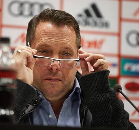 Markus Kauczinski (Trainer FC Ingolstadt) rückt sich die Brille zurecht bei der Pressekonferenz, FC Ingolstadt - FC Augsburg, 10. Spieltag, 05.11.2016