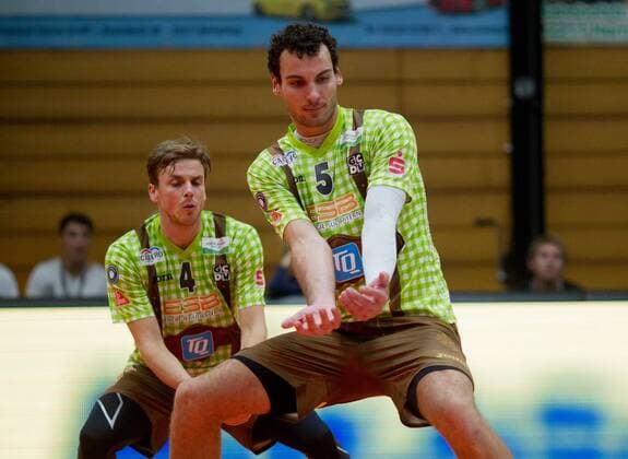 Mit leeren Haenden, Patrick STEUERWALD ( 4, HER) und Julius HOEFER (HÖFER) ( 5, HER). Volleyball, TSV Herrsching (HER) - Berlin recycling Volleys (B), Bundesliga, 3.Spieltag, Saison 2016 2017, am 05.11.2016 in Herrsching N I K O L A U S H A L L E Deutschland. x20161105_114x