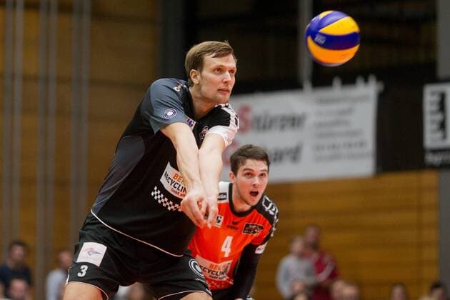 Annahme Robert KROMM ( 3, B). Volleyball, TSV Herrsching (HER) - Berlin Recycling Volleys (B), Bundesliga, 3.Spieltag, Saison 2016 2017, am 05.11.2016 in Herrsching N I K O L A U S H A L L E Deutschland. x20161105_122x