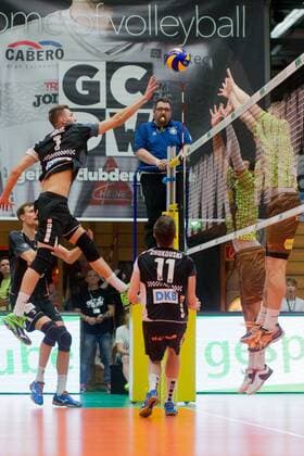 Berliner Angriff (li.) mit Aleksandar OKOLIC ( 1, B). Volleyball, TSV Herrsching (HER) - Berlin Recycling Volleys (B), Bundesliga, 3.Spieltag, Saison 2016 2017, am 05.11.2016 in Herrsching N I K O L A U S H A L L E Deutschland. x20161105_127x