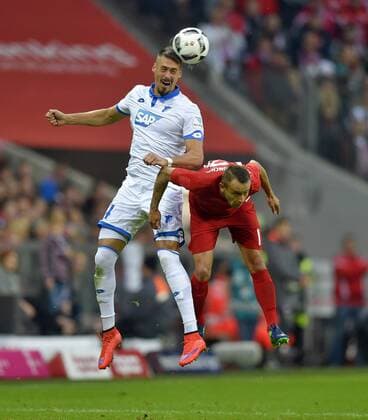 05.11.2016, Fussball 1.Bundesliga 2016 2017, 10.Spieltag, FC Bayern München - TSG 1899 Hoffenheim, in der Allianzarena München. v.l. Sandro Wagner (TSG 1899 Hoffenheim) gegen Rafinha (FC Bayern München) 