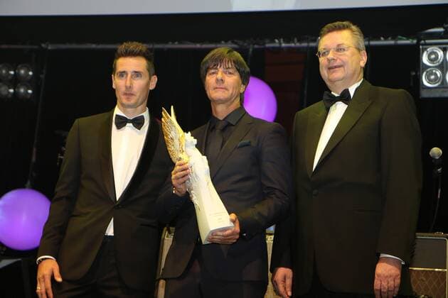 05.11.2016 Deutschland, Frankfurt am Main, Alte Oper 35. Deutscher SportpresseBall Miroslav Klose überreicht den Pegasos-Preis für die Legende des Sports Bundestrainer Joachim Löw, DFB-Präsident Reinhard Grindel