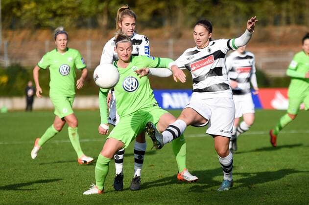v.li.: Alexandra Popp 11 (VfL Wolfsburg) im Zweikampf mit Sandra Starmanns 5 (Kapitänin (Borussia Mönchengladbach), Fussball, Allianz Frauen-Bundesliga, Borussia Mönchengladbach - VfL Wolfsburg, Fussball, Allianz Frauen-Bundesliga, Borussia Mönchengladbach - VfL Wolfsburg, xmhx