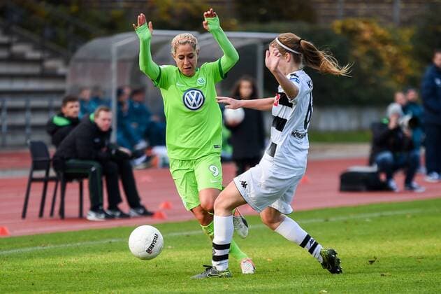 Anna Blässe 9 (VfL Wolfsburg) im Zweikampf mit Anne Cathrine Kufner 6 (Borussia Mönchengladbach) Fussball, Allianz Frauen-Bundesliga, Borussia Mönchengladbach - VfL Wolfsburg, Fussball, Allianz Frauen-Bundesliga, Borussia Mönchengladbach - VfL Wolfsburg, xmhx
