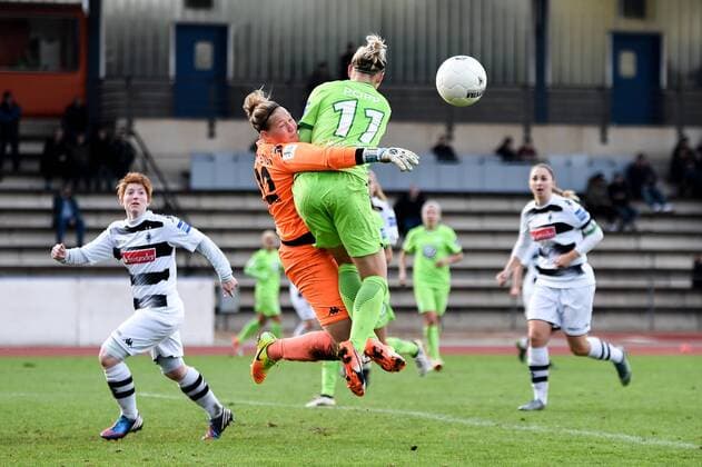 v.li.: Christina Bellinghoven 12 (Torfrau Borussia Mönchengladbach) im Zweikampf mit Alexandra Popp 11 (VfL Wolfsburg), Torwart, Torfrau, Torhüterin, Faustabwehr, Luftkampf, Fussball, Allianz Frauen-Bundesliga, Borussia Mönchengladbach - VfL Wolfsburg, Fussball, Allianz Frauen-Bundesliga, Borussia Mönchengladbach - VfL Wolfsburg, xmhx