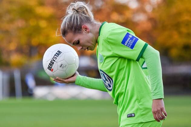 Isabel Kerschowski 27 (VfL Wolfsburg) beim Einwurf, Fussball, Allianz Frauen-Bundesliga, Borussia Mönchengladbach - VfL Wolfsburg, Fussball, Allianz Frauen-Bundesliga, Borussia Mönchengladbach - VfL Wolfsburg, xmhx