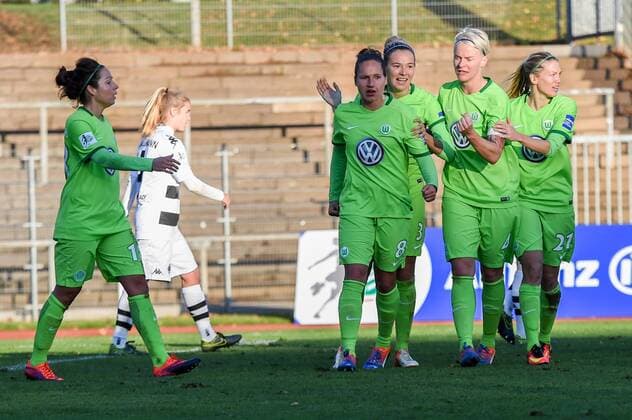 Torjubel nachdem Siegtreffer zum 1:2 durch Babett Peter 8 (VfL Wolfsburg), Fussball, Allianz Frauen-Bundesliga, Borussia Mönchengladbach - VfL Wolfsburg, Fussball, Allianz Frauen-Bundesliga, Borussia Mönchengladbach - VfL Wolfsburg, xmhx