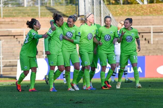 Torjubel nachdem Siegtreffer zum 1:2 durch Babett Peter 8 (VfL Wolfsburg), Fussball, Allianz Frauen-Bundesliga, Borussia Mönchengladbach - VfL Wolfsburg, Fussball, Allianz Frauen-Bundesliga, Borussia Mönchengladbach - VfL Wolfsburg, xmhx