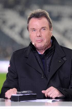 Fußball 1. Bundesliga 10. Spieltag Eintracht Frankfurt - 1. FC Köln am 05.11.2016 in der Commerzbank-Arena in Frankfurt Sky Experte Heribert Bruchhagen hat von Fredi Bobic ( Vorstand Frankfurt ) ein altes Handy geschenkt bekommen xJKx