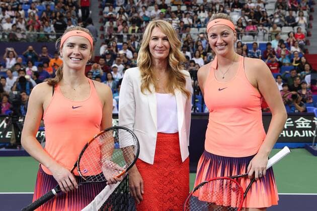 Bilder des Tages - SPORT ZHUHAI, CHINA - NOVEMBER 06: (L-R) Elina Svitolina of Ukraine, German former tennis player Steffi Graf and Petra Kvitova of the Czech Republic participate in the toss before the women s singles final match on Day six of the 2016 WTA Tennis Damen Elite Trophy Zhuhai at Zhuhai Hengqin International Tennis Centre on November 6, 2016 in Zhuhai, Guangdong Province of China.  CFP495080022 