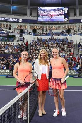 ZHUHAI, CHINA - NOVEMBER 06: (L-R) Elina Svitolina of Ukraine, German former tennis player Steffi Graf and Petra Kvitova of the Czech Republic participate in the toss before the women s singles final match on Day six of the 2016 WTA Tennis Damen Elite Trophy Zhuhai at Zhuhai Hengqin International Tennis Centre on November 6, 2016 in Zhuhai, Guangdong Province of China.  CFP495080023 
