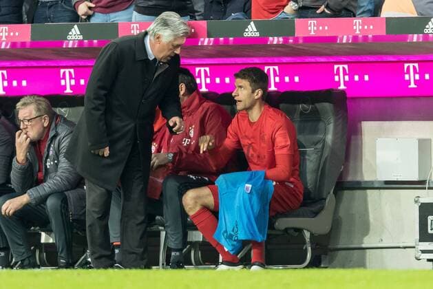 Muenchen, Deutschland, 05.11.2016, Bundesliga 10. Spieltag, FC Bayern Muenchen - TSG 1899 Hoffenheim, v-l Cheftrainer Carlo Ancelotti (FCB) Thomas Mueller (FCB) ( DeFodi048