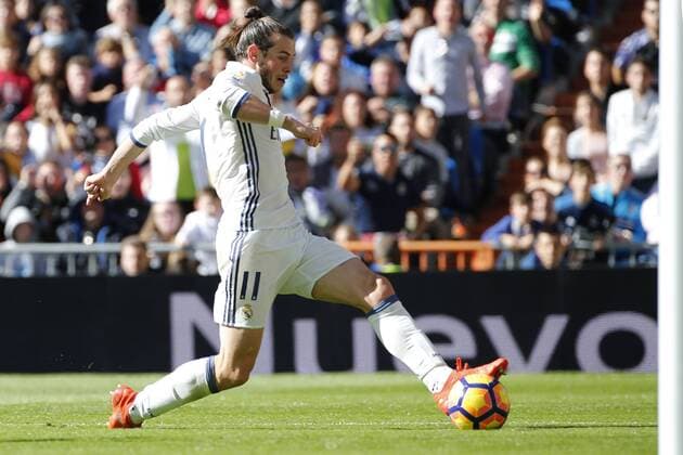 Real Madrid s Welsh forward Gareth Bale prepares to score during the Primera Division Liga match between Real Madrid and Leganes held at the Santiago Bernabeu Stadium in Madrid, Spain, on 06 November 2016. Real Madrid vs Leganes !ACHTUNG: NUR REDAKTIONELLE NUTZUNG!  20161106-636140345159627137