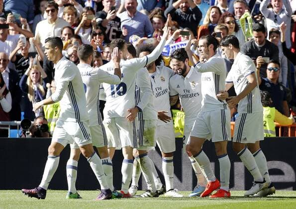 Real Madrid s Welsh forward Gareth Bale (2R) celebrates with teammates after scoring during the Primera Division Liga match between Real Madrid and Leganes held at the Santiago Bernabeu Stadium in Madrid, Spain, on 06 November 2016. Real Madrid vs Leganes !ACHTUNG: NUR REDAKTIONELLE NUTZUNG!  20161106-636140345180979957