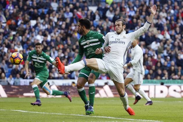 Real Madrid s Welsh forward Gareth Bale (R) vies for the ball with Leganes defender Pablo Insua (L) during the Primera Division Liga match between Real Madrid and Leganes held at the Santiago Bernabeu Stadium in Madrid, Spain, on 06 November 2016. Real Madrid vs Leganes !ACHTUNG: NUR REDAKTIONELLE NUTZUNG!  20161106-636140373199459723