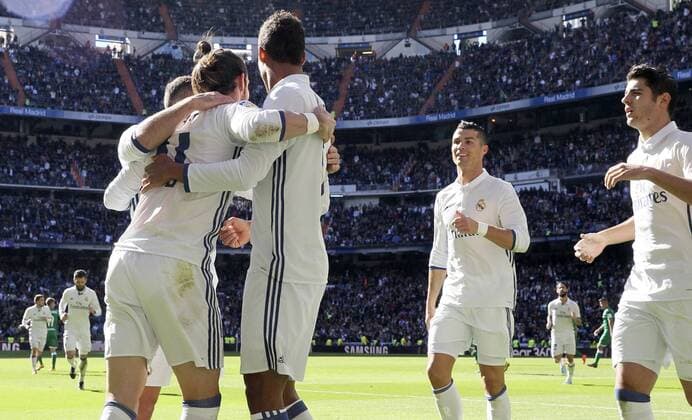 Real Madrid sWelsh forward Gareth Bale (L) celebrates with team-mates after scoring the team s second goal during the Primera Division Liga match between Real Madrid and Leganes held at the Santiago Bernabeu Stadium in Madrid, Spain, on 06 November 2016. Real Madrid vs Leganes !ACHTUNG: NUR REDAKTIONELLE NUTZUNG!  20161106-636140375169685983