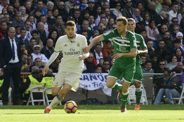 Real Madrid s player Mateo Kovacic and Leganes s player Martin Maximiliano Mantovani during a match of La Liga at Santiago Bernabeu Stadium in Madrid. November 06, Spain. 2016.  (20161106032)