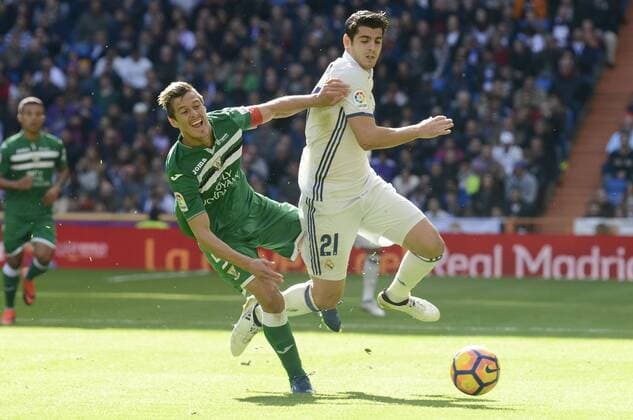 Real Madrid s player Alvaro Morata and Leganes s player Martin Maximiliano Mantovani during a match of La Liga at Santiago Bernabeu Stadium in Madrid. November 06, Spain. 2016.  (20161106036)