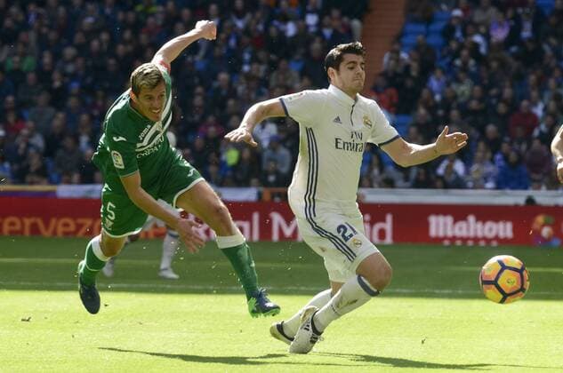 Real Madrid s player Alvaro Morata and Leganes s player Martin Maximiliano Mantovani during a match of La Liga at Santiago Bernabeu Stadium in Madrid. November 06, Spain. 2016.  (20161106037)