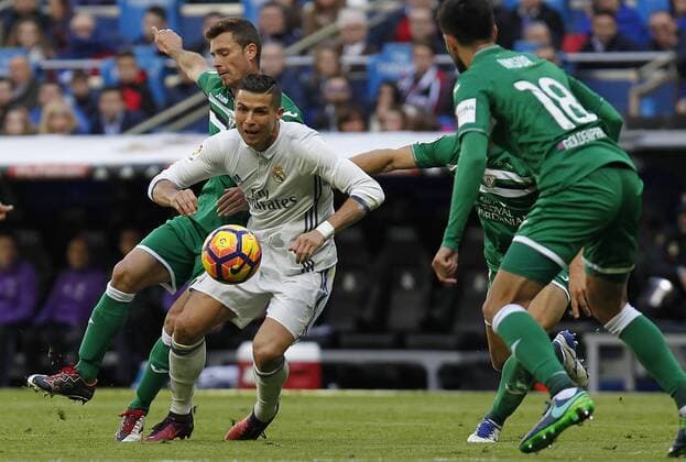 Partido de futbol entre el Real Madrid y Leganes del campeonato espanol de Liga 2016 2017 celebrado en el estadio Santiago Bernabeu, en Madrid 6 11 2016. Football match between Real Madrid and Leganes of the 2016 2017 Spanish League, held at the Santiago Bernabeu stadium, in Madrid November 11, 2016. Cristiano Ronaldo Cordon Press FC Sevilla vs Dynamo Kiew - Football Champions League  xJosexLuisxCuestax xx