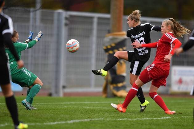 Lysanne van der Wal (BV Cloppenburg) (23) Torschuss - Kira Klemmer (Herforder SV) (1) hält, Bv Cloppenburg - Herforder SV, xmkx