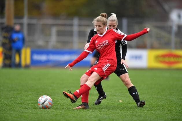 A. Fölsing (Herforder SV) (22) passt vor Agnieszka Winczo (BV Cloppenburg) (11), Bv Cloppenburg - Herforder SV, xmkx