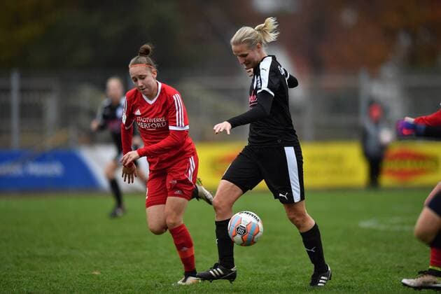Leonie Heitlindemann (Herforder SV) (2) läuft Agnieszka Winczo (BV Cloppenburg) (11) hinterher, Bv Cloppenburg - Herforder SV, xmkx