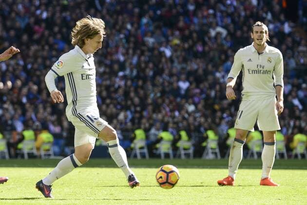 Real Madrid s player Luka Modric and Gareth Bale during a match of La Liga at Santiago Bernabeu Stadium in Madrid. November 06, Spain. 2016.  (20161106111)
