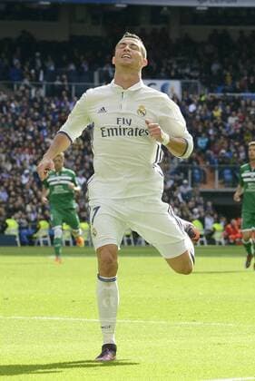 Real Madrid s player Cristiano Ronaldo during a match of La Liga at Santiago Bernabeu Stadium in Madrid. November 06, Spain. 2016.  (20161106064)