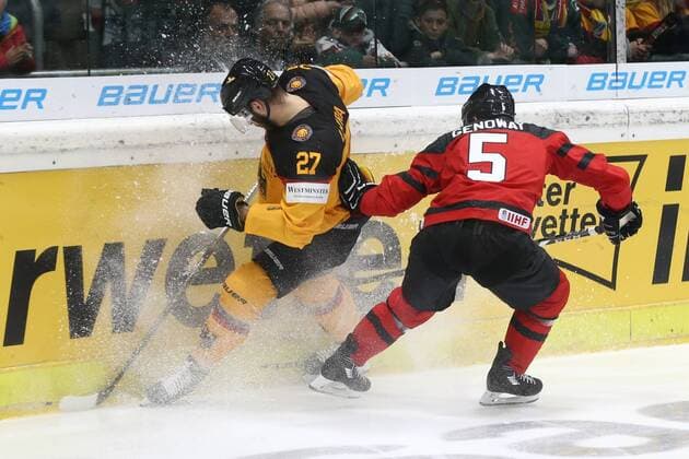 06.11.2016 - Eishockey - Saison 2016 2017 - Länderspiel Deutschland Cup: Deutschland - Kanada - MaWi - Sebastian Uvira (27, Deutschland, links) Chay Genoway (5, Kanada, rechts)