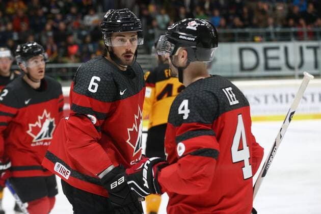 06.11.2016 - Eishockey - Saison 2016 2017 - Länderspiel Deutschland Cup: Deutschland - Kanada - MaWi - Jesse Blacker (6, Kanada, links) spricht mit Chris Lee (4, Kanada, rechts)