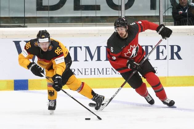 06.11.2016 - Eishockey - Saison 2016 2017 - Länderspiel Deutschland Cup: Deutschland - Kanada - MaWi - Daniel Pietta (86, Deutschland, links) Jesse Blacker (6, Kanada, rechts)
