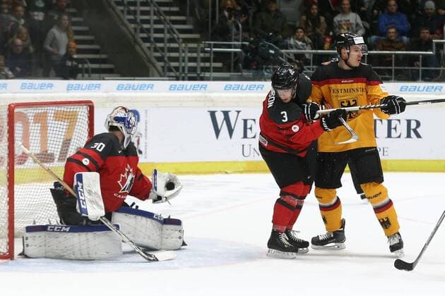 06.11.2016 - Eishockey - Saison 2016 2017 - Länderspiel Deutschland Cup: Deutschland - Kanada - MaWi - Danny Taylor (30, Kanada, links) Mat Robinson (3, Kanada, mitte) Jerome Flaake (9, Deutschland, rechts)
