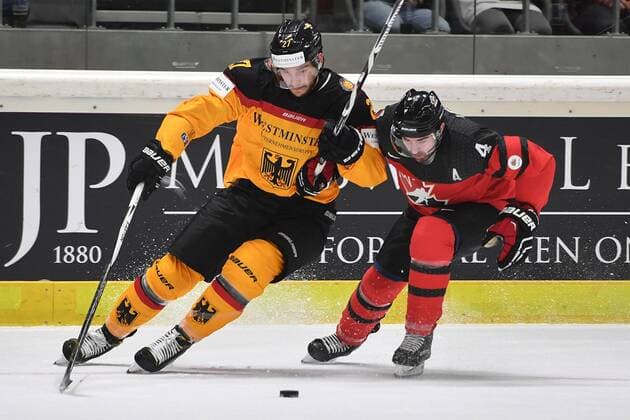 Sebastian UVIRA (GER),Aktion,Zweikampf gegen Chris LEE (CAN). Eishockey Deutschland Cup 2016. Deutschland (GER)-Kanada (CAN), Nationalmannschaft,Laenderspiel am 06.11.2016.
