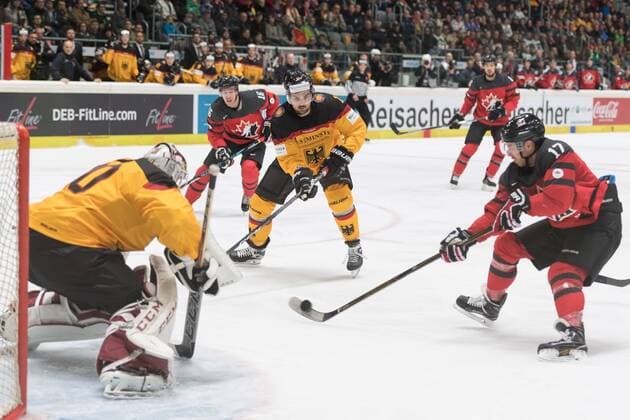 Im Bild Kevin CLARK (Kanada, 17) mit dem Tor zum 0:1, Eishockey, Deutschland Cup, Deutschland - Kanada, xmfx