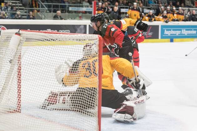 Im Bild Kevin CLARK (Kanada, 17) erzielt das Tor zum 0:1, Eishockey, Deutschland Cup, Deutschland - Kanada, xmfx