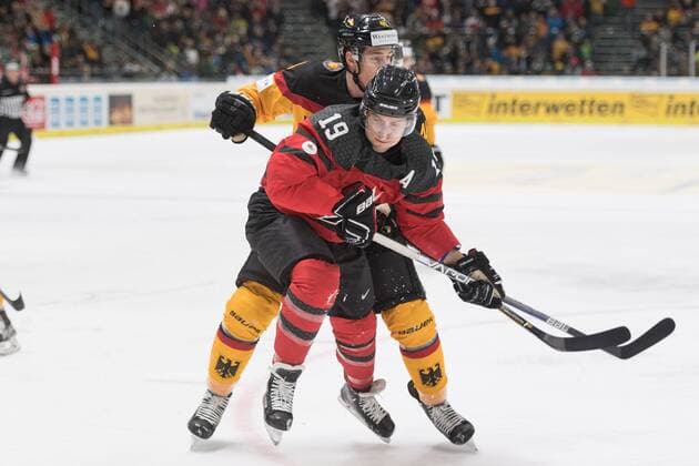 Im Bild Björn KRUPP (Deutschland, 40), Brandon BUCK (Kanada, 19), Eishockey, Deutschland Cup, Deutschland - Kanada, xmfx