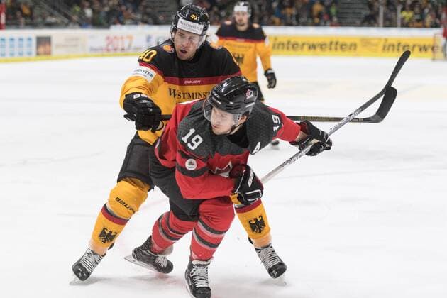 Im Bild Björn KRUPP (Deutschland, 40), Brandon BUCK (Kanada, 19), Eishockey, Deutschland Cup, Deutschland - Kanada, xmfx
