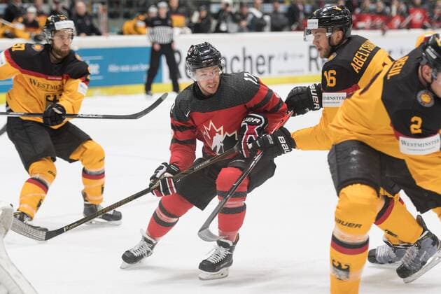 Im Bild Kevin CLARK (Kanada, 17), Konrad ABELTSHAUSER (Deutschland, 16), Eishockey, Deutschland Cup, Deutschland - Kanada, xmfx