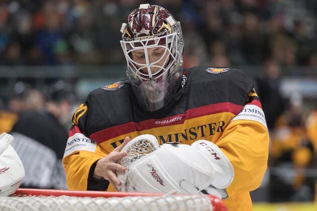 Im Bild Niklas TREUTLE (Deutschland, 30) richtet die Ausrüstung, Eishockey, Deutschland Cup, Deutschland - Kanada, xmfx