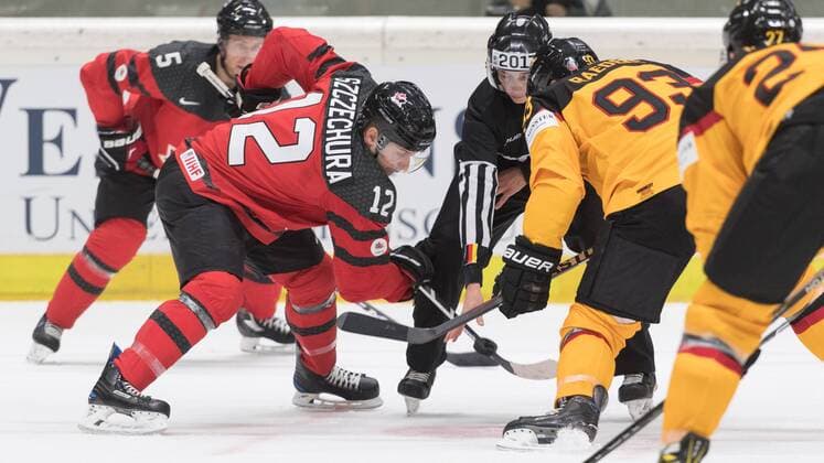 Im Bild Paul SZCZECHURA (Kanada, 12), Brent RAEDEKE (Deutschland, 93) beim Bully, Eishockey, Deutschland Cup, Deutschland - Kanada, xmfx